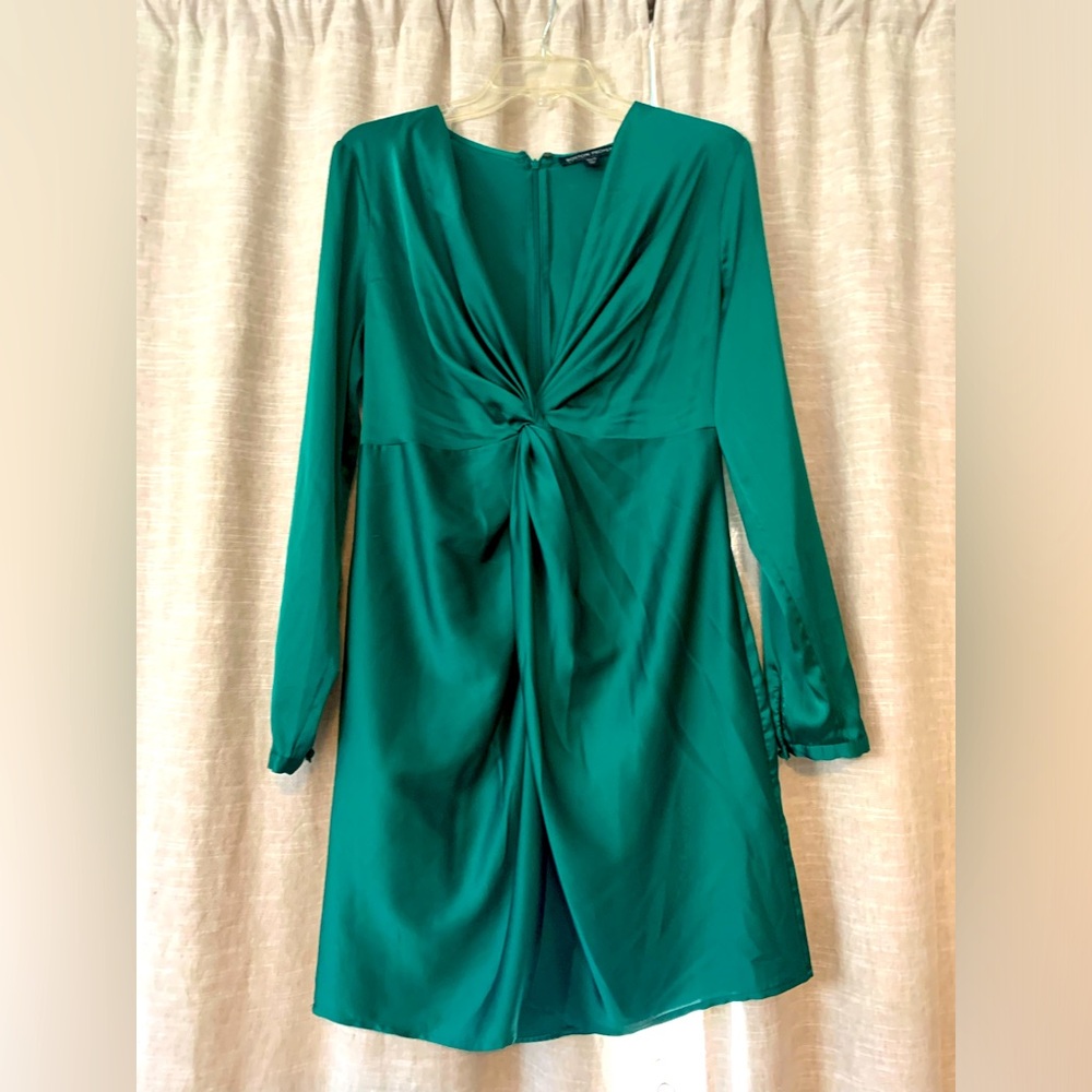 Beautiful, emerald green mini with Jlo like plunge neck line. Silky and soft.